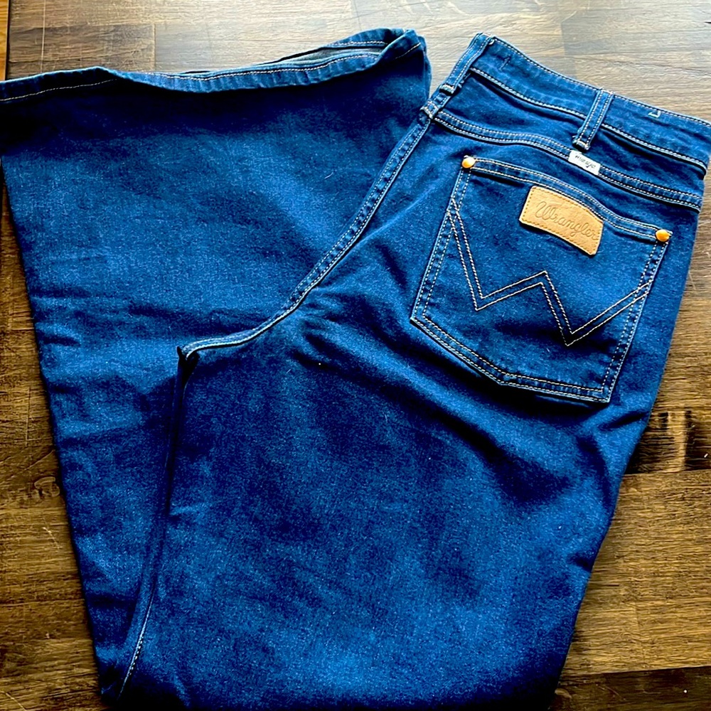 Women’s wrangler High Rise Flare size 32